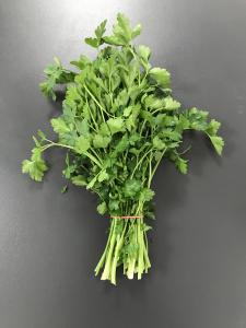 En cuisine : Â Le persil commun accompagne toutes sortes de plats, les poissons, les viandes rÃ´ties, grillÃ©es, tous les lÃ©gumes, les salades,... 