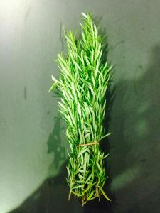 En cuisine : Le romarin se marie tr&egrave;s bien avec les viandes r&ocirc;ties, les grillades, l'agneau, le poulet, le porc et les rago&ucirc;ts.... 