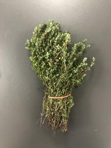 En cuisine&nbsp;: Consomm&eacute; frais, il est tr&egrave;s puissant en ar&ocirc;mes surtout si vous en pressez les feuilles avant de les incorporer au... 